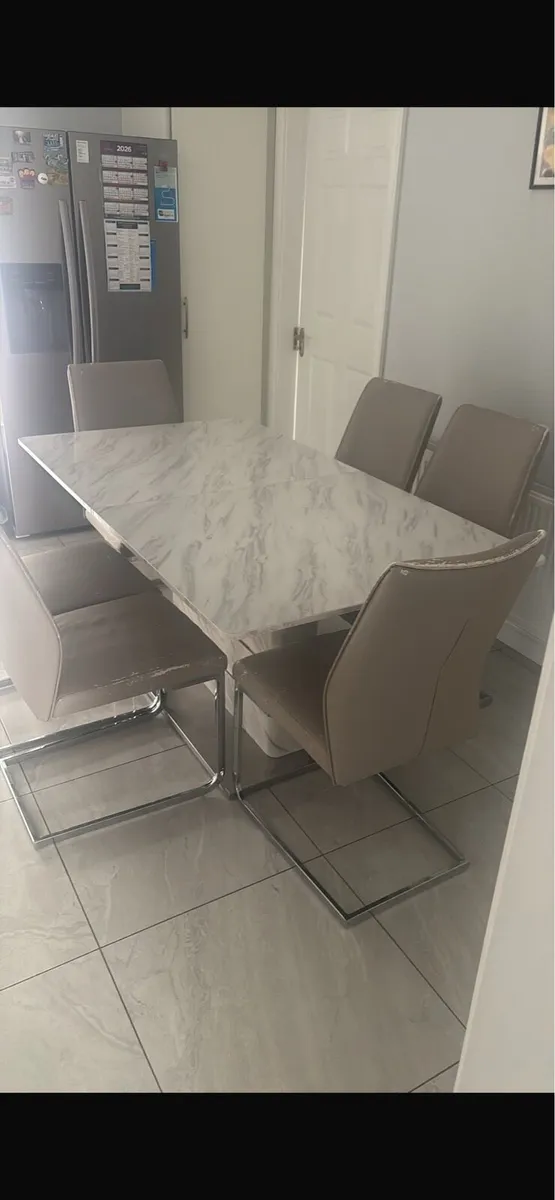 Kitchen table and chairs - Image 1
