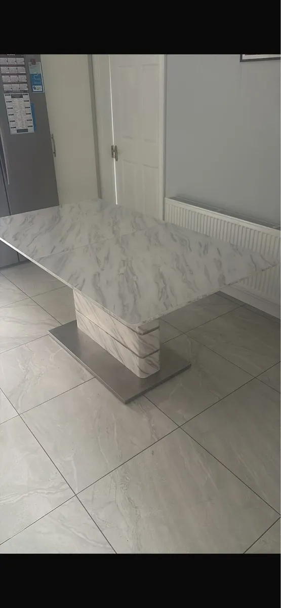 Kitchen table and chairs - Image 2