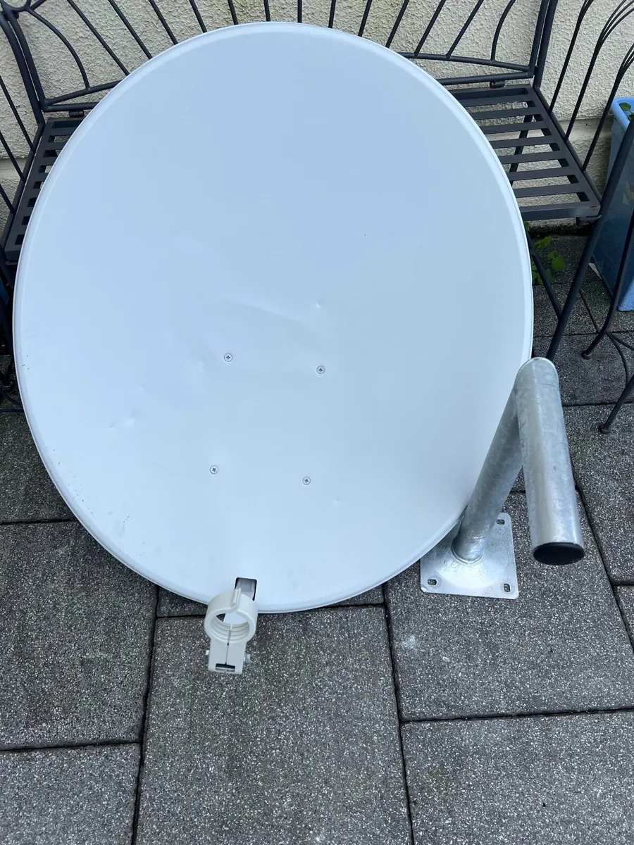 90cm Satellite Dish & Wall Bracket
