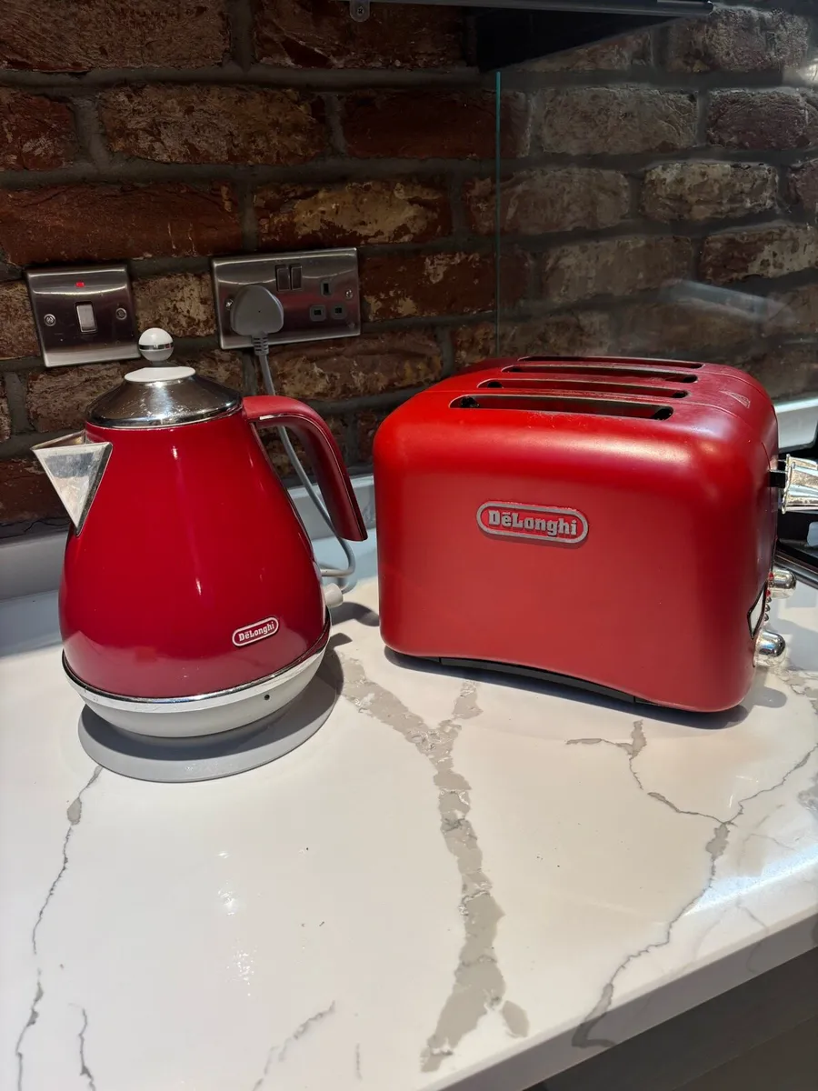 Delonghi kettle & toaster - Image 1