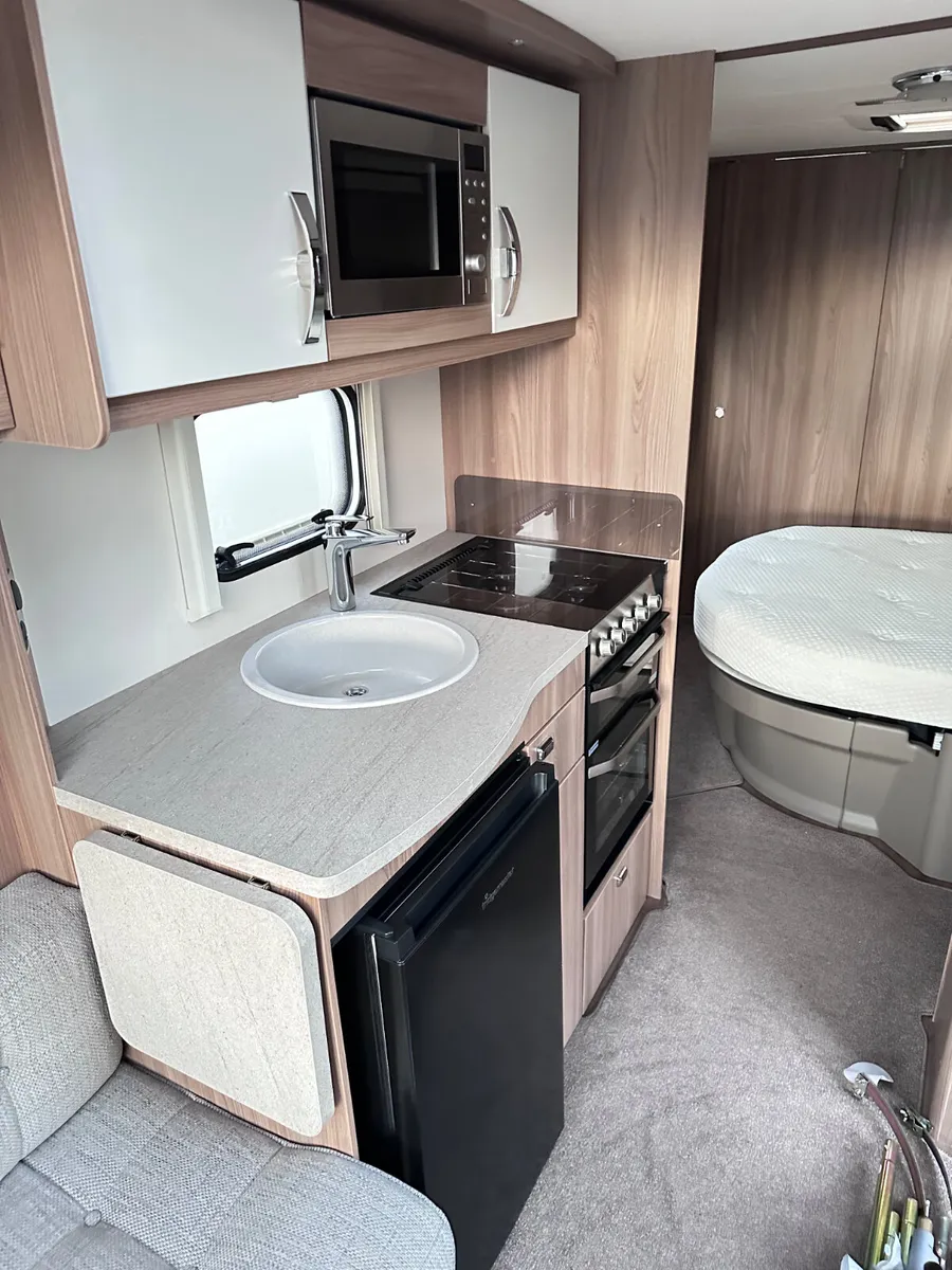 ✨ 2016 SWIFT SPRITE MAJOR 4 BERTH ISLAND BED✨ - Image 4