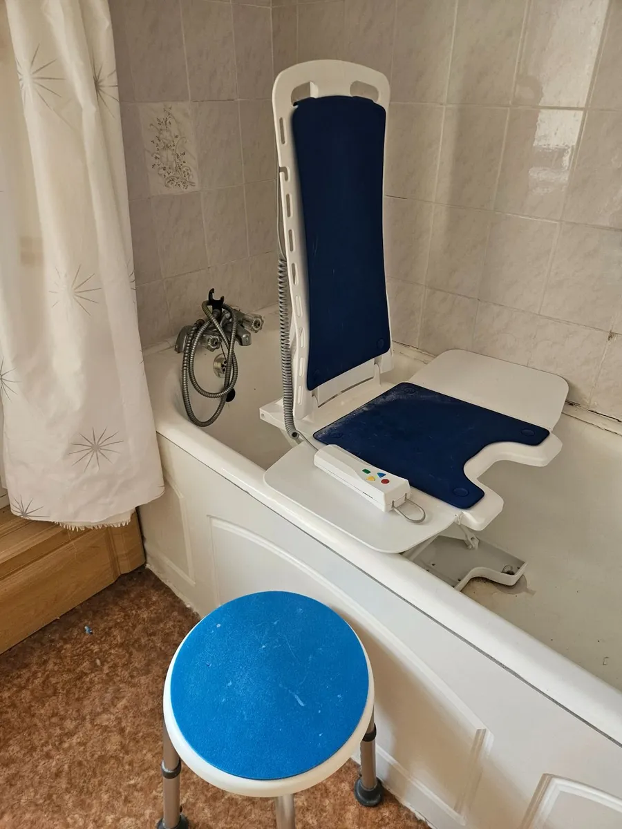 Disability bathtub hoist