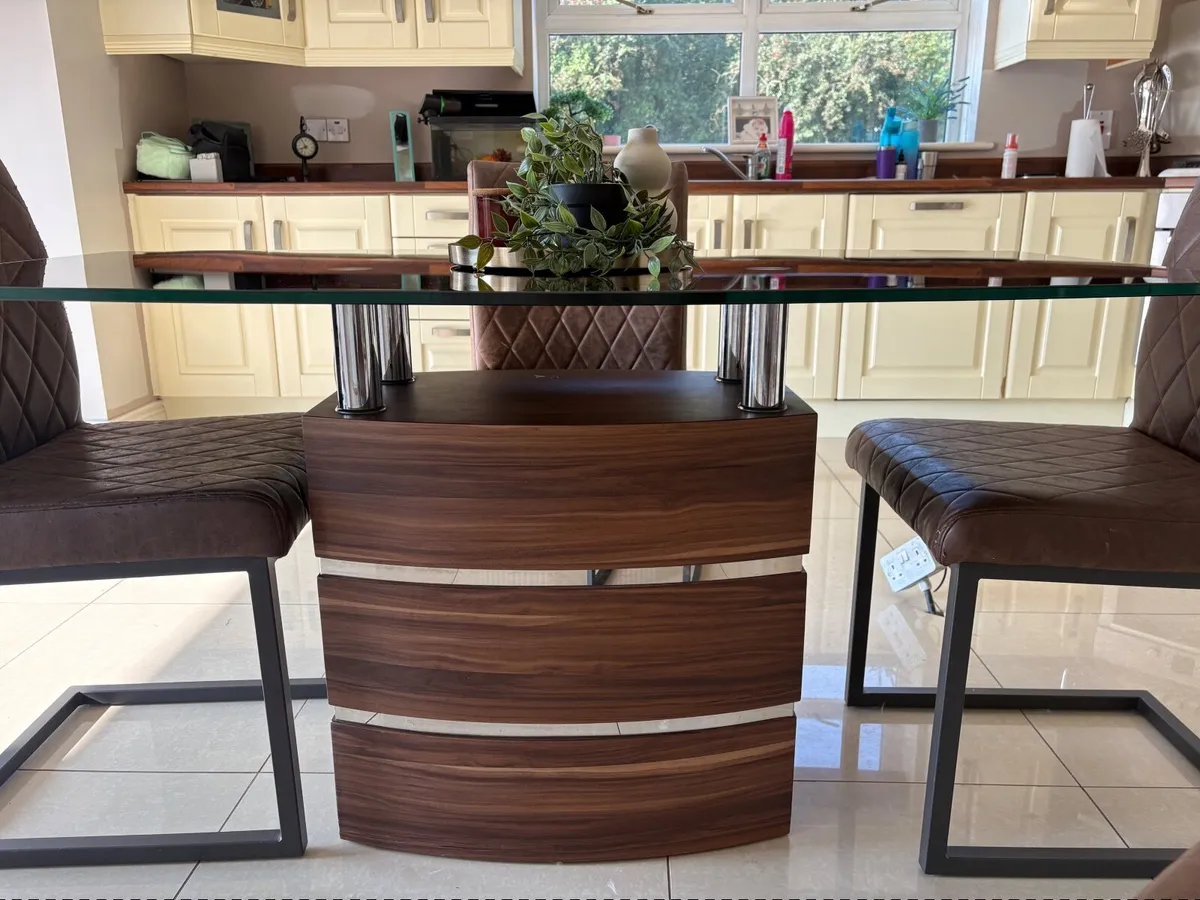 Table and chairs - Image 2