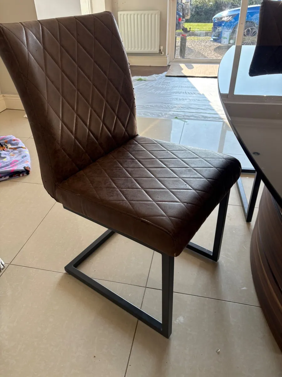 Table and chairs - Image 3
