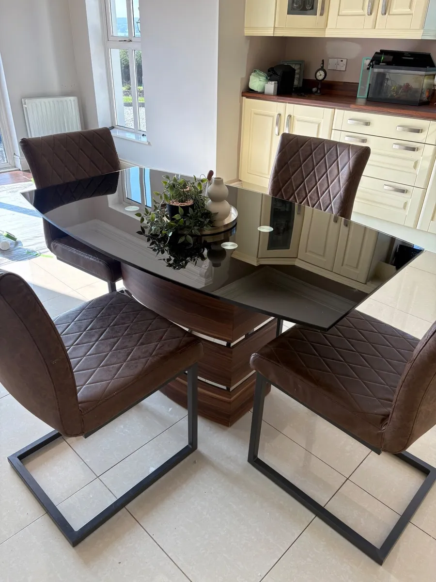 Table and chairs - Image 1