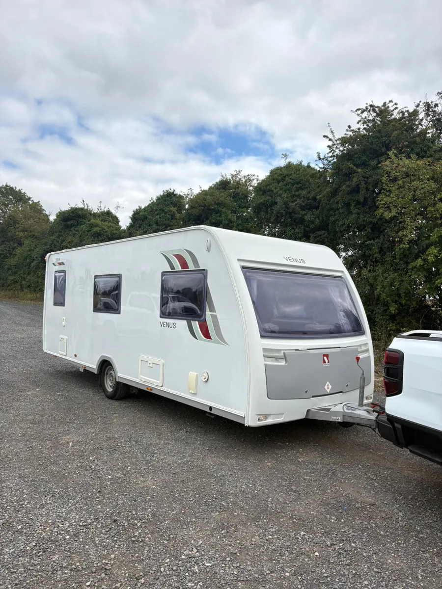 Lunar Venus 580/ 6 berth caravan - Image 2