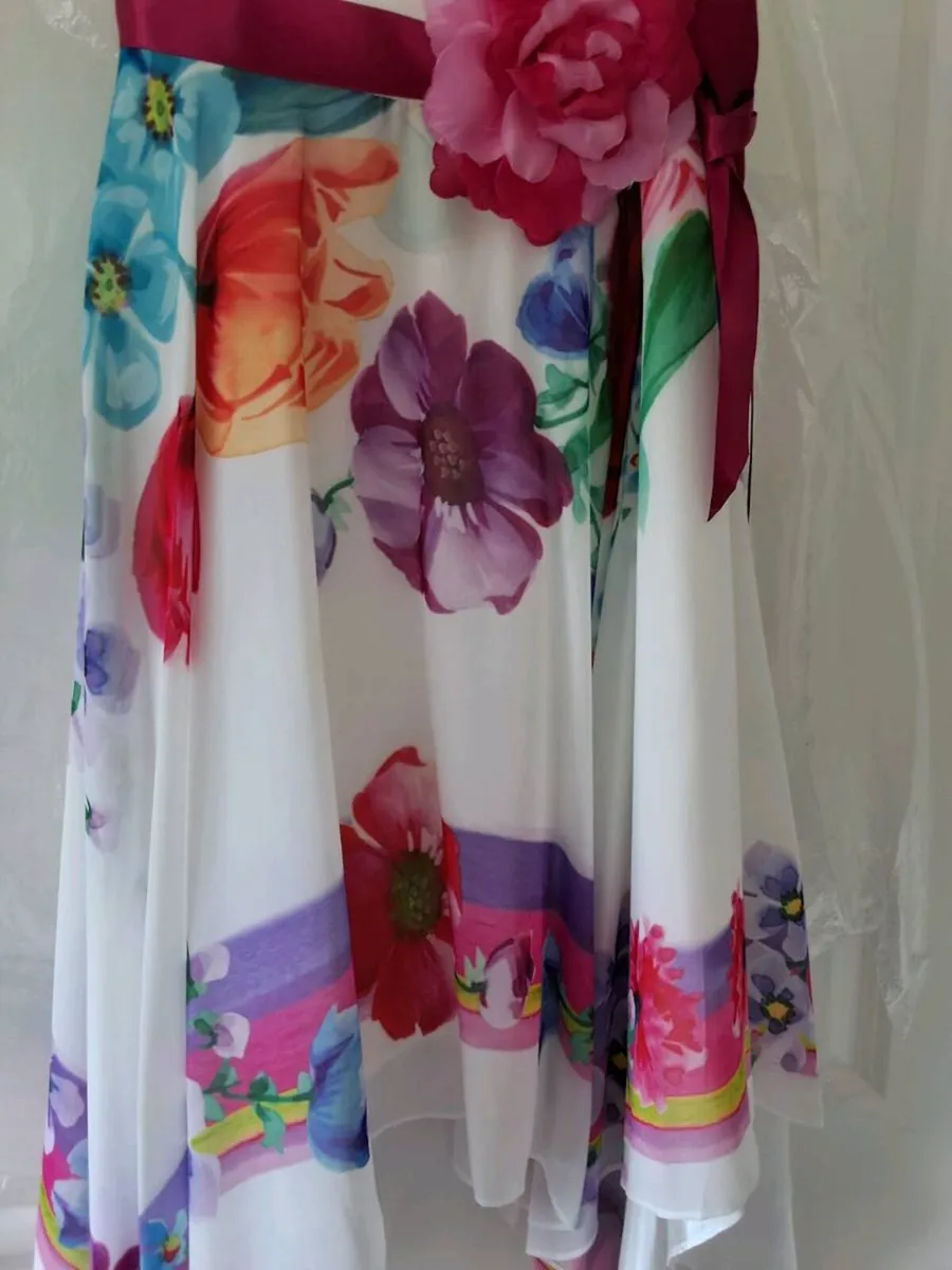 Beautiful dress age 11 - Image 3