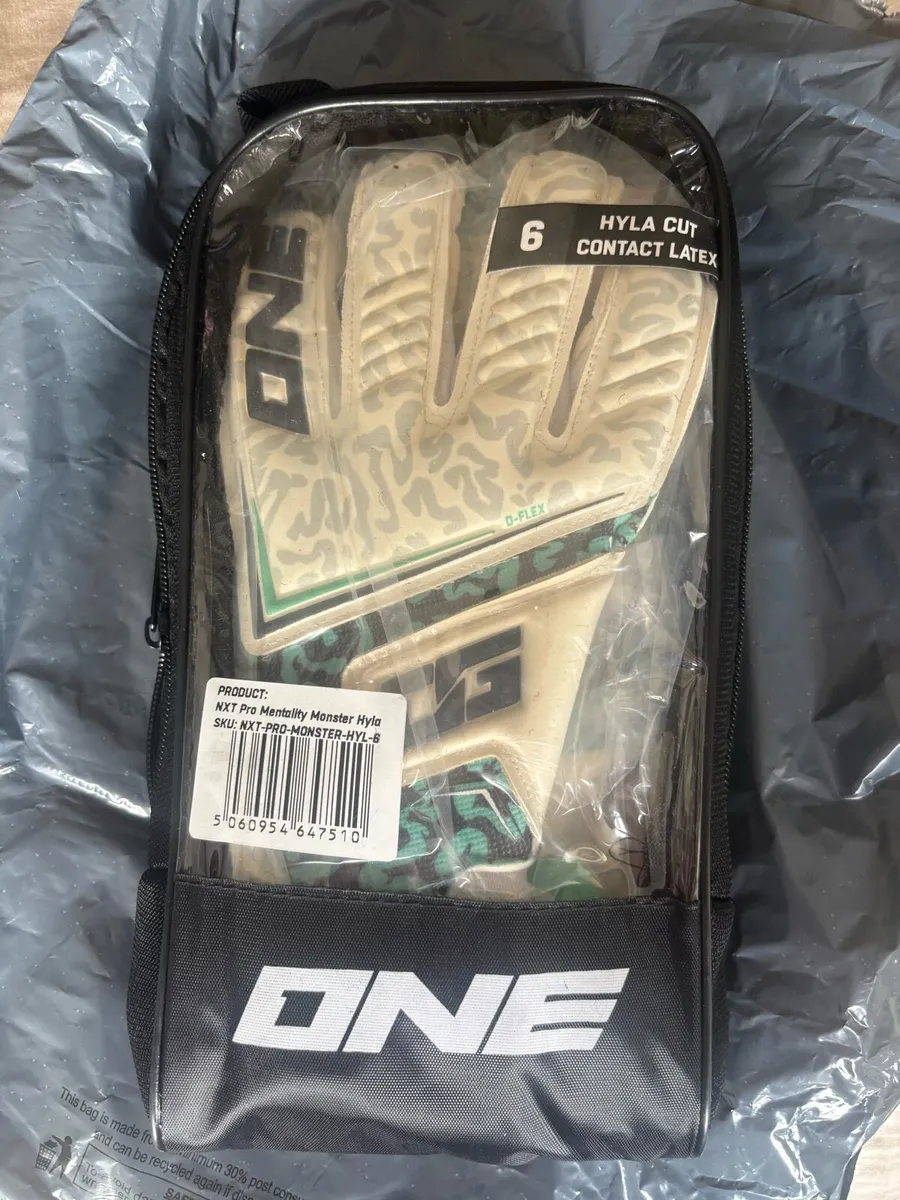 One Glove Junior Soccer Gloves Size 6 - Image 1