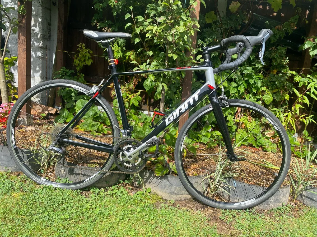 Like new Giant Defy 5 ML 700x25c wheels - Image 1