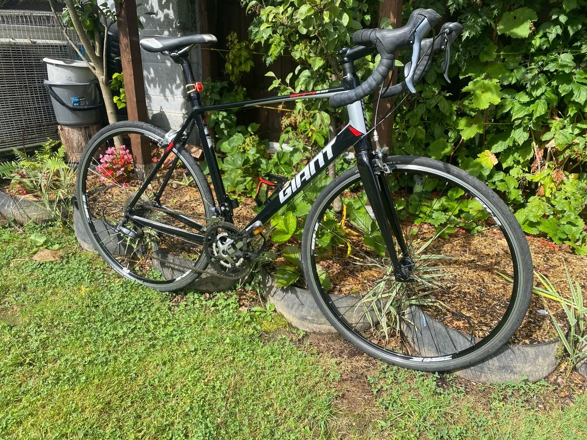 Like new Giant Defy 5 ML 700x25c wheels - Image 2