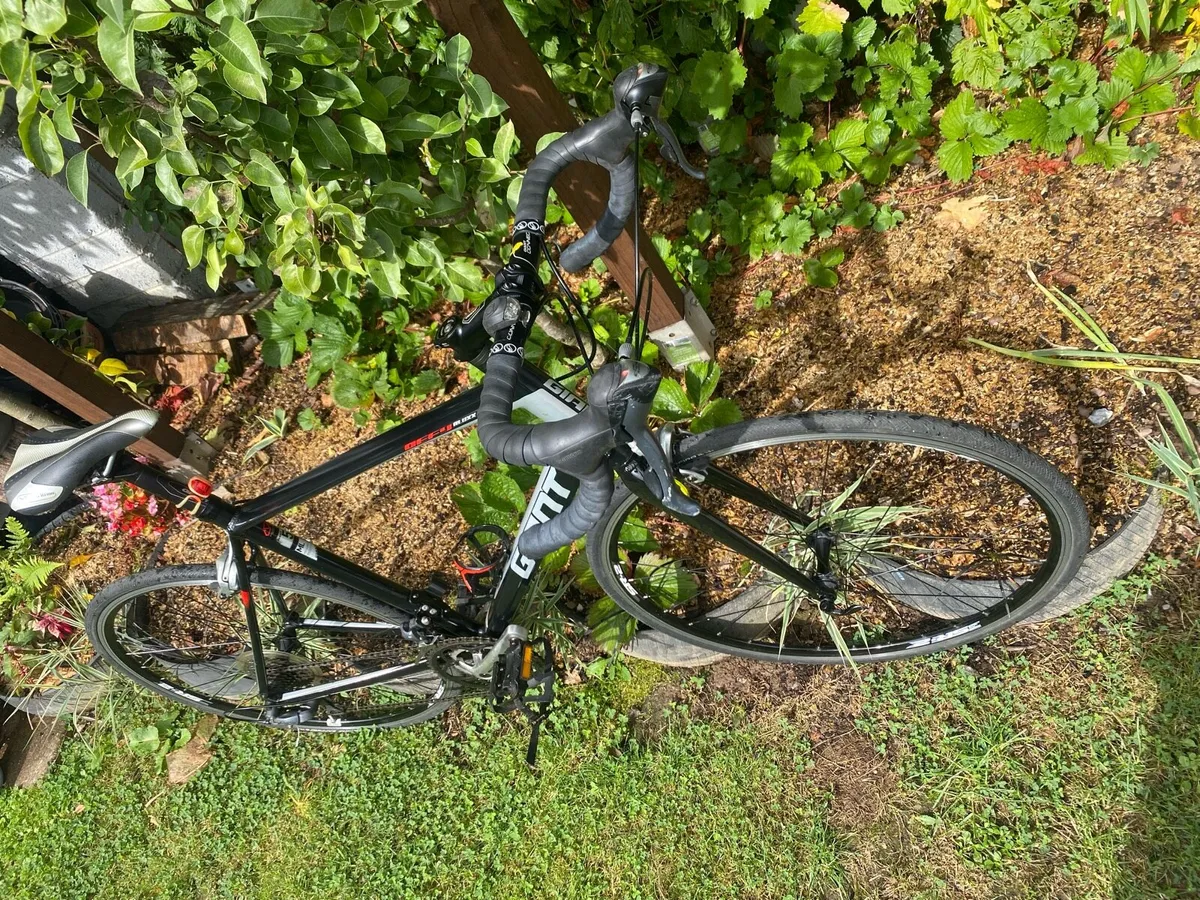 Like new Giant Defy 5 ML 700x25c wheels - Image 3