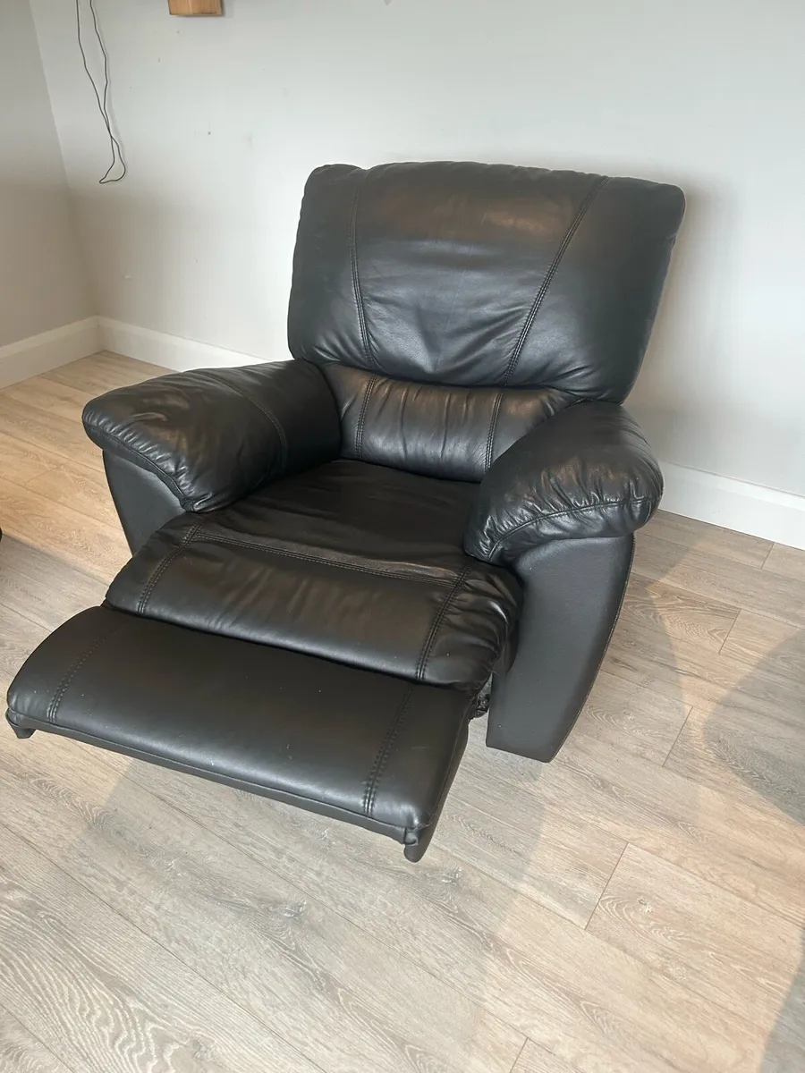 3 seater sofa (2 reclining), 2 armchair recliners - Image 3