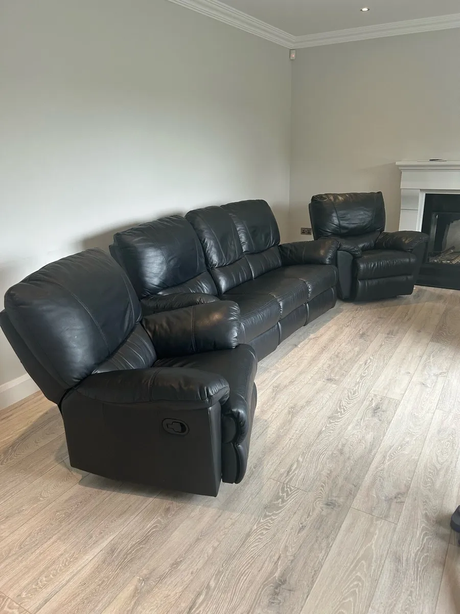 3 seater sofa (2 reclining), 2 armchair recliners - Image 1