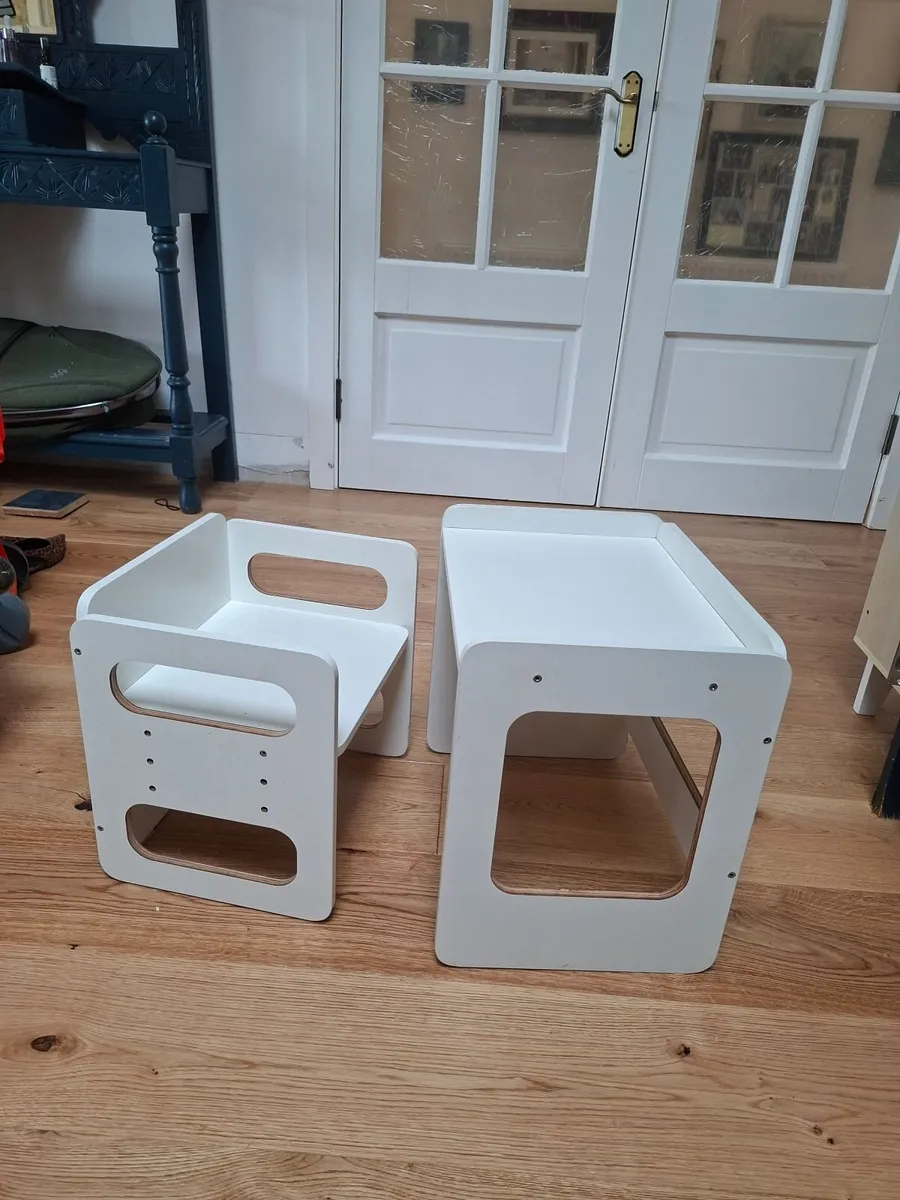 Toddlers activity / feeding table - Image 1