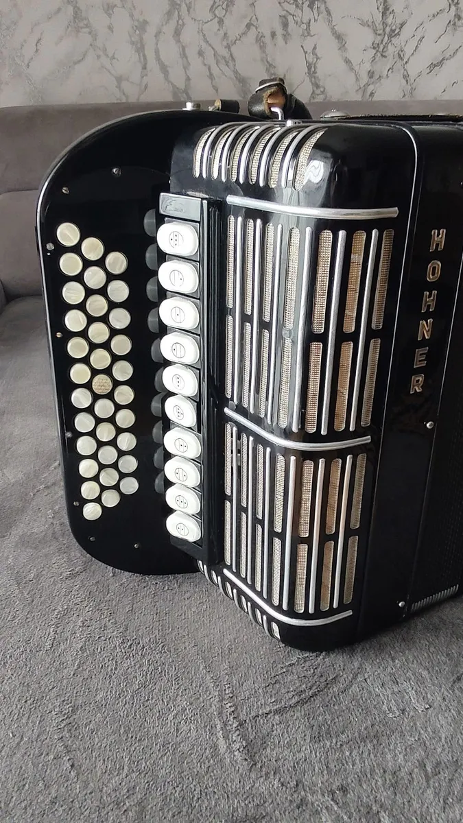 Hohner Morino Club N Button Accordian C/F - Image 2