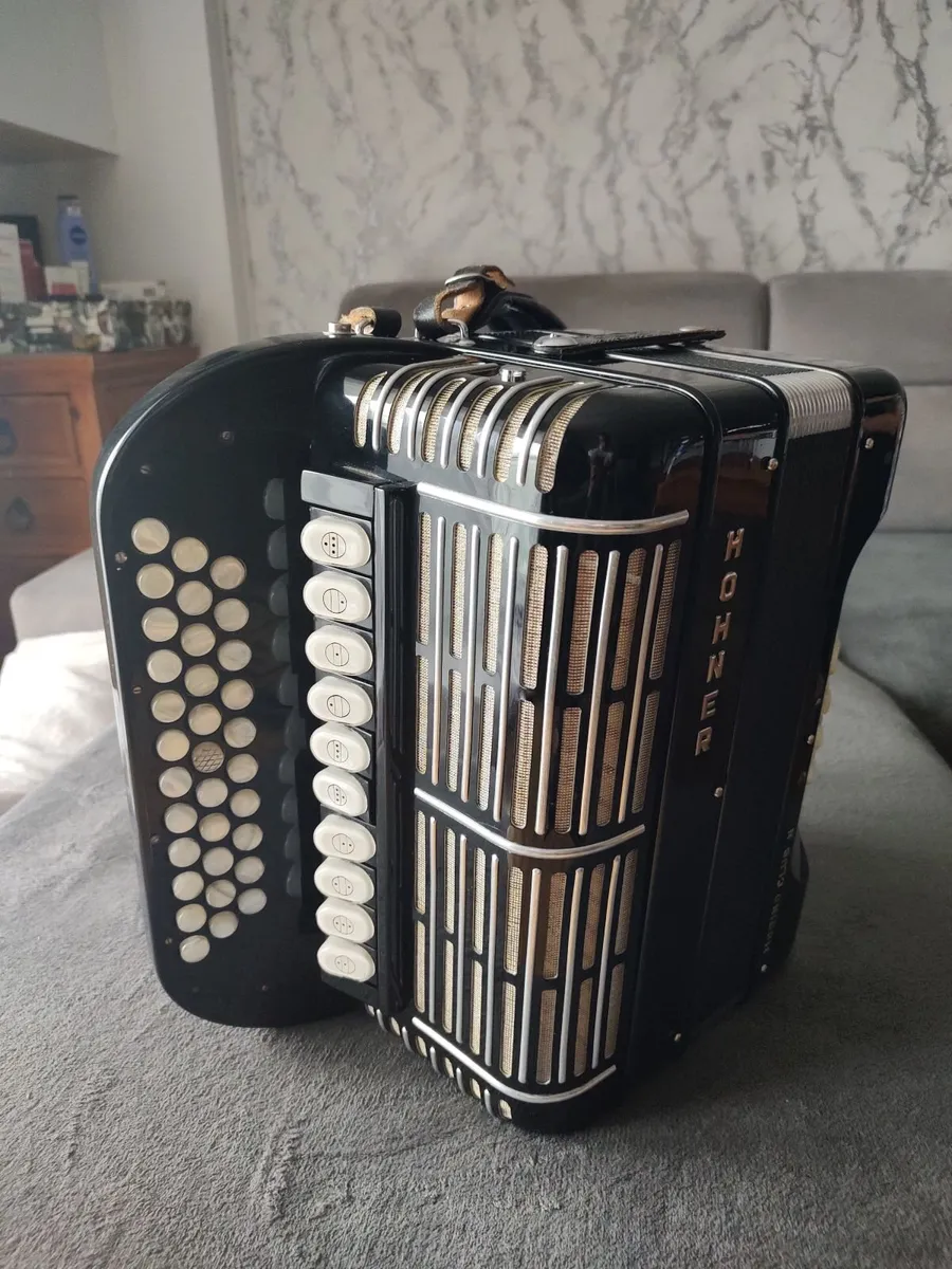 Hohner Morino Club N Button Accordian C/F - Image 3