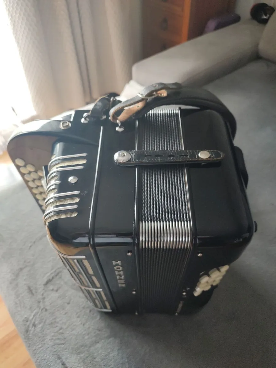 Hohner Morino Club N Button Accordian C/F - Image 4