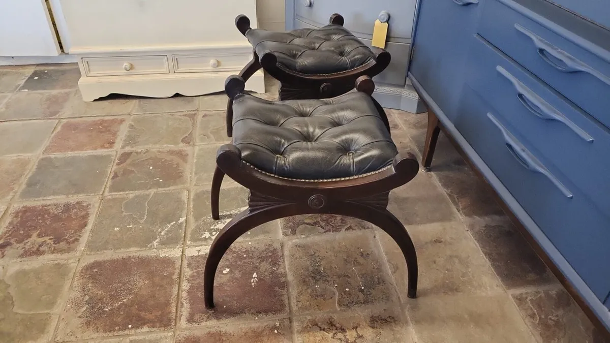 Pair vintage regency style button leather stools - Image 2