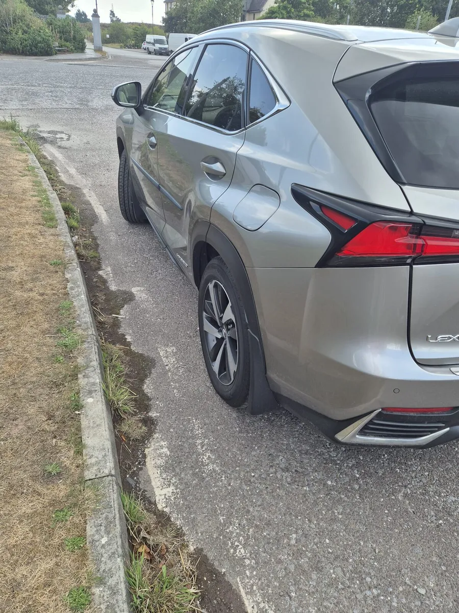 Lexus Premier NX300H. - Image 3