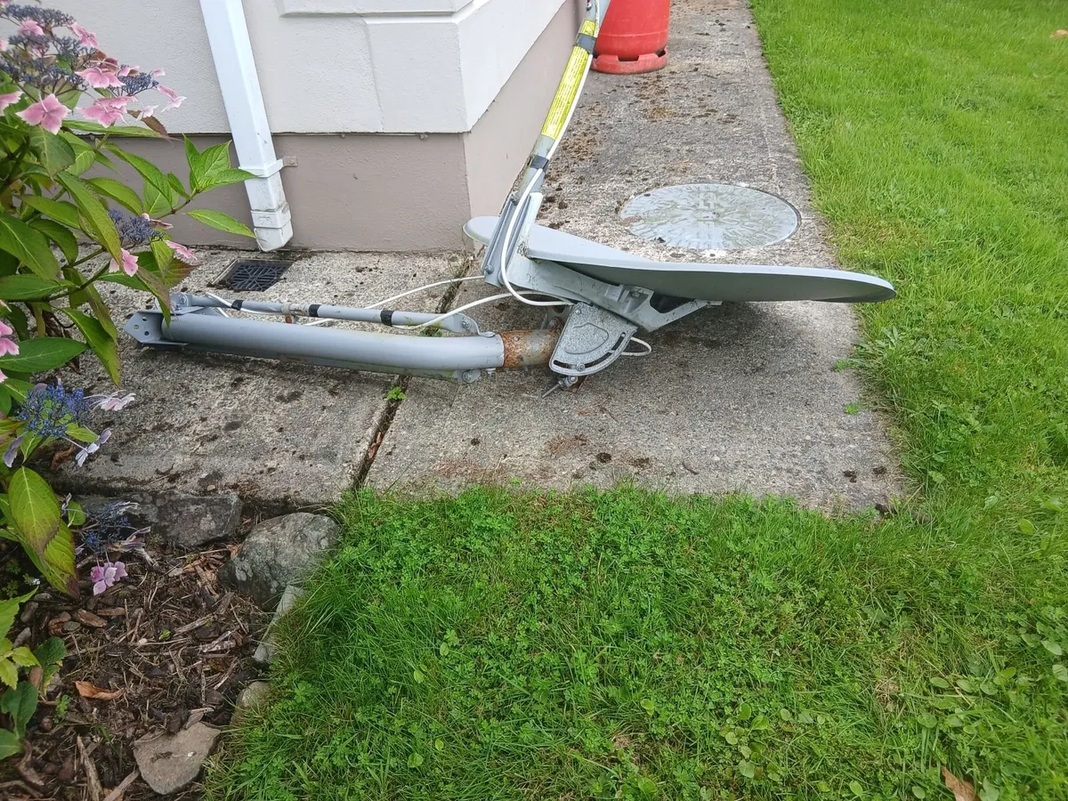 Satellite dish - Image 3