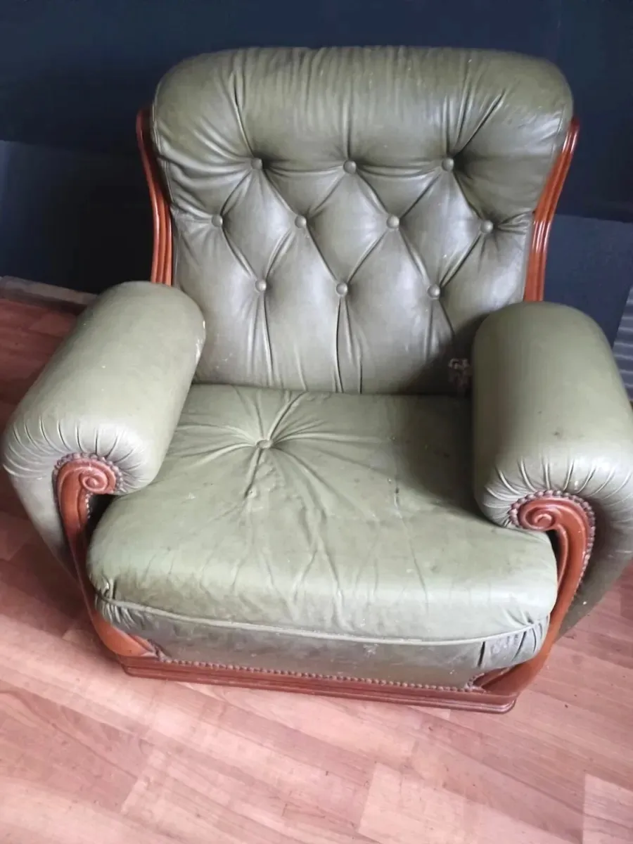 3-1-1 seater couch Free - Image 1