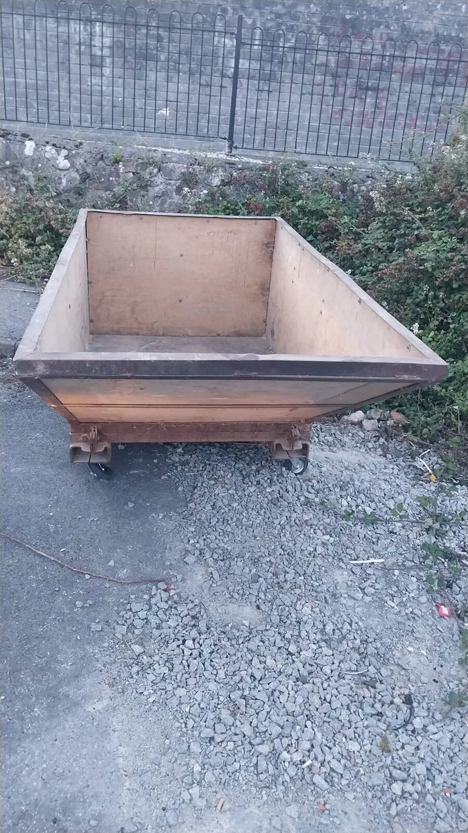 Tipping skip - Image 1