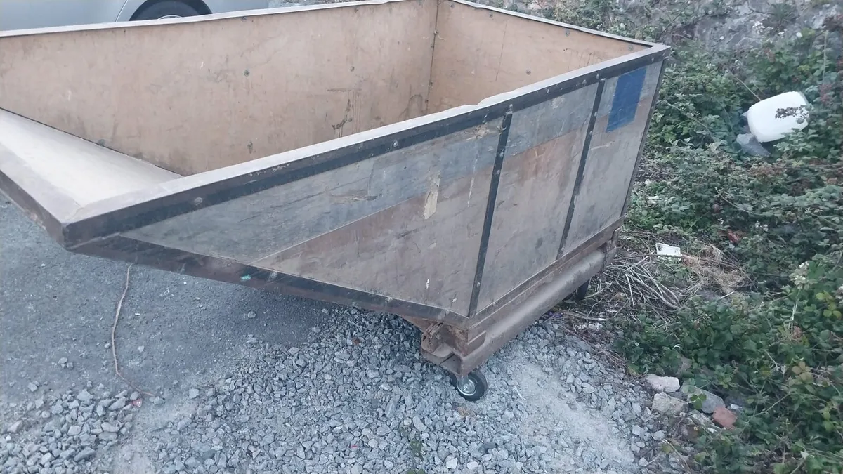 Tipping skip - Image 2