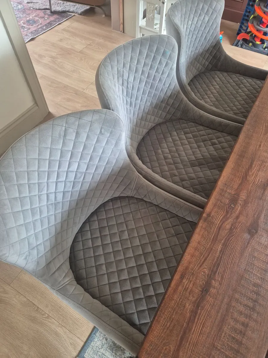 Table and Chairs - Image 3