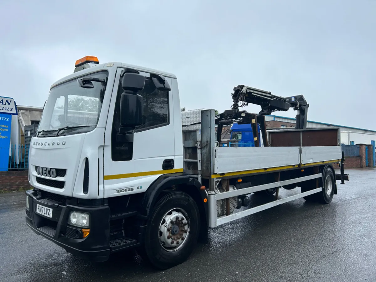 2017 iveco 18 ton flat with 14tm crane - Image 1