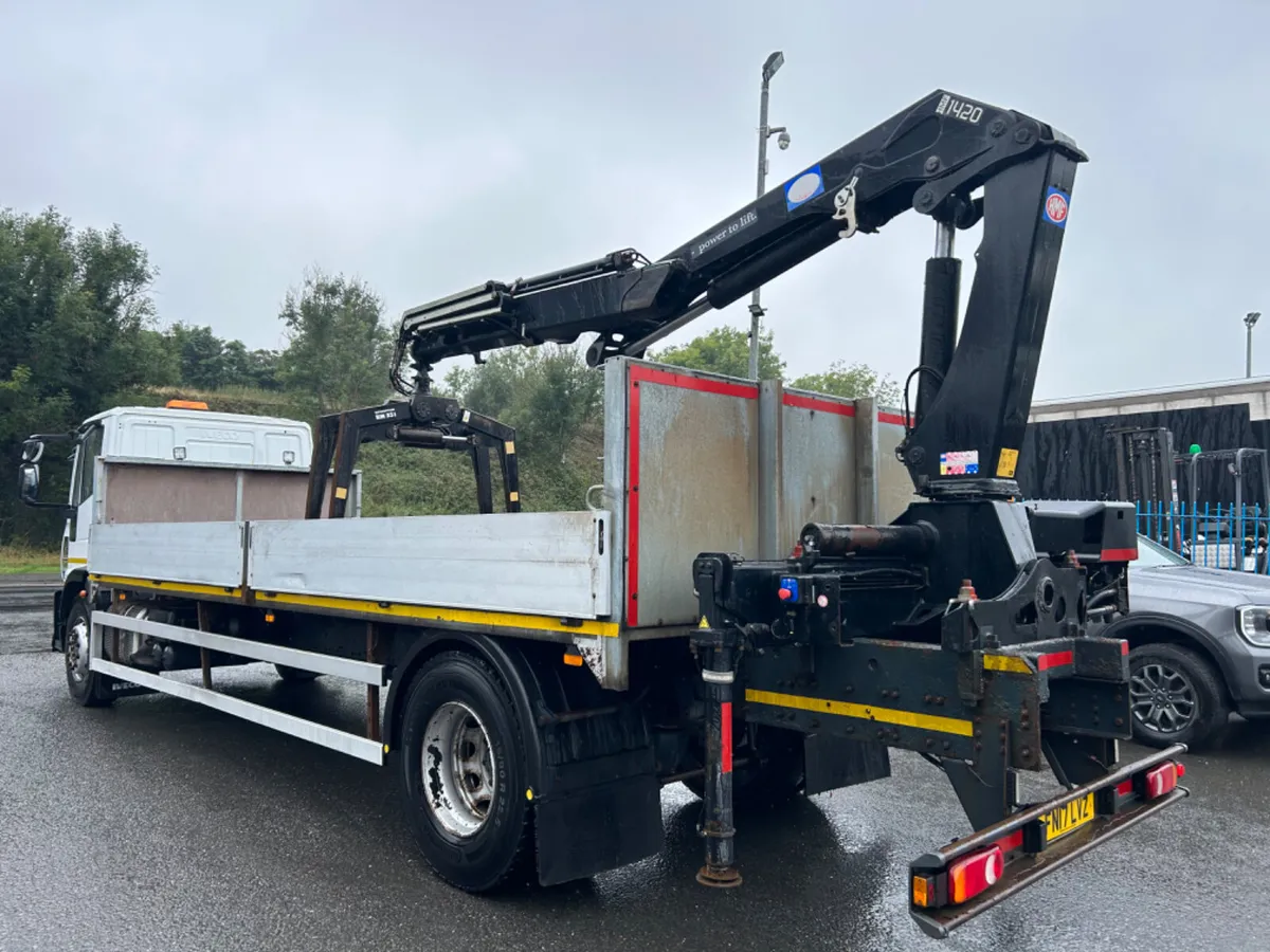 2017 iveco 18 ton flat with 14tm crane - Image 4