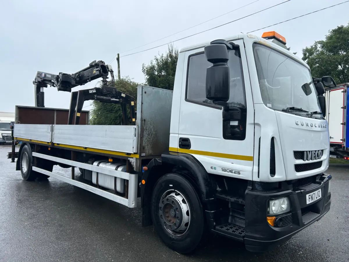 2017 iveco 18 ton flat with 14tm crane - Image 2