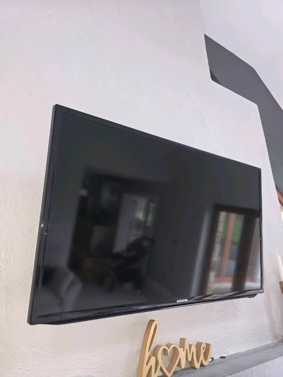 3x tvs *read ad* - Image 1