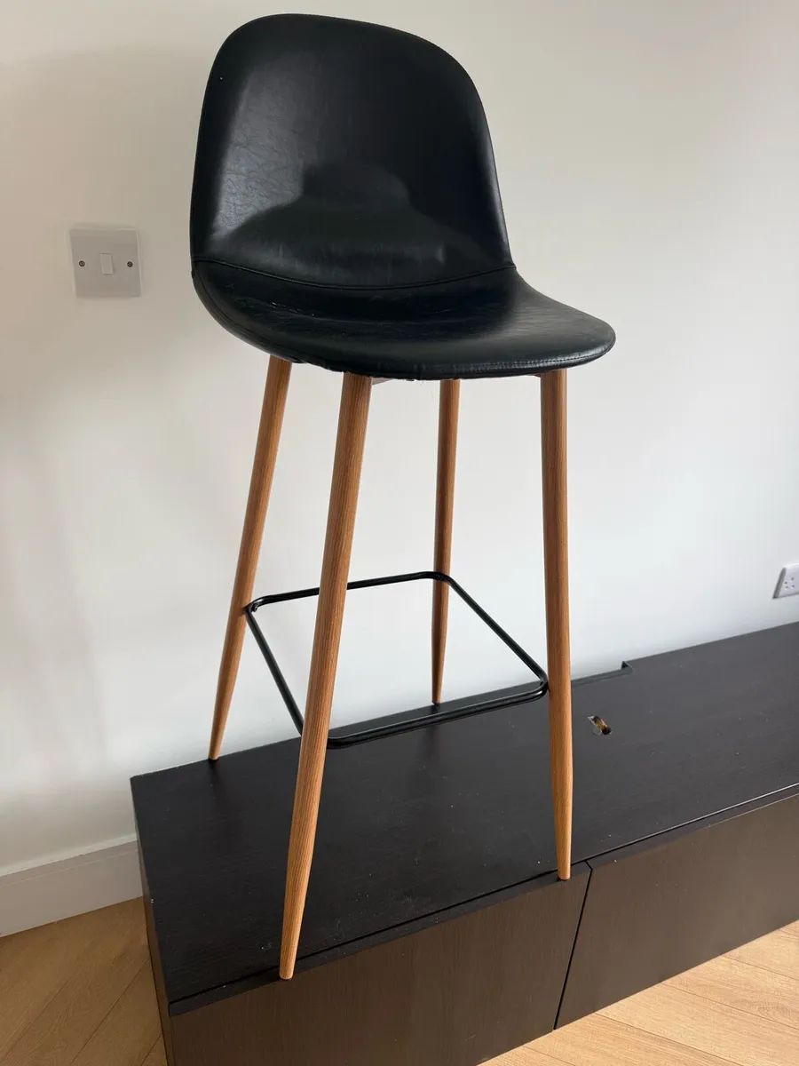 2 high stools