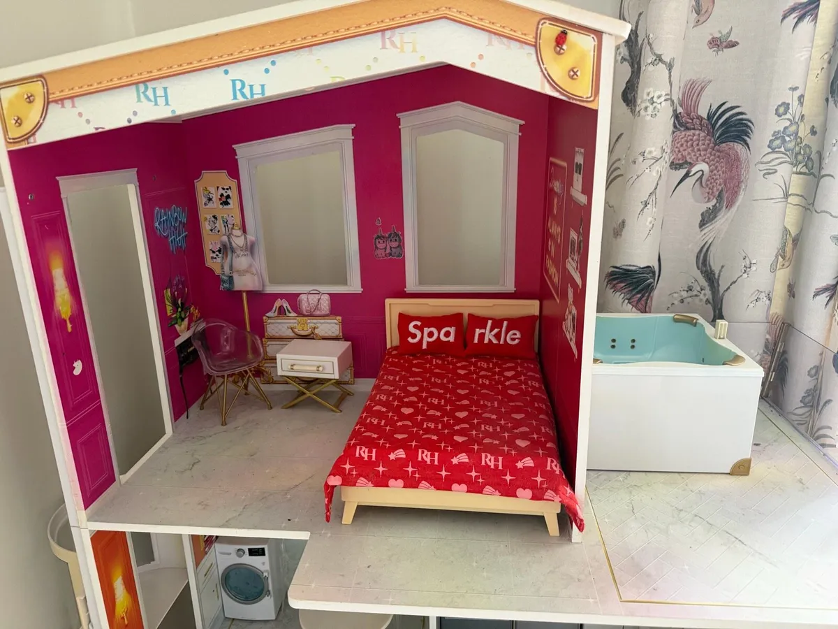 Rainbow high dolls house - Image 1