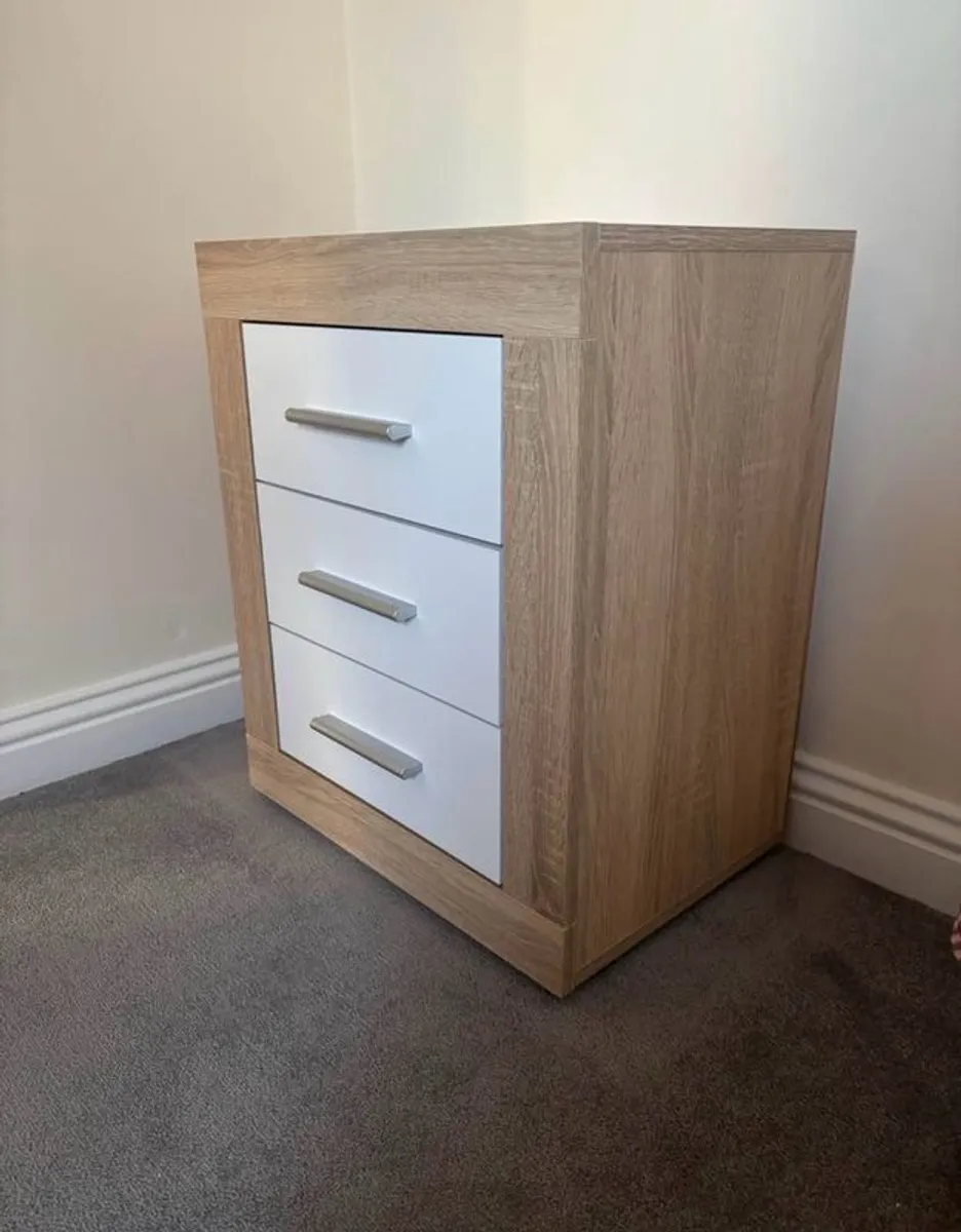 Bedroom locker - Image 1