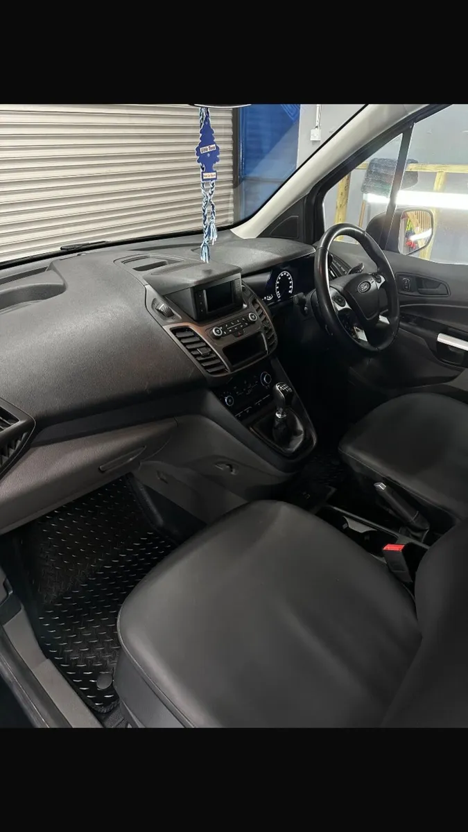 Ford Transit Connect Crew Cab - Image 2