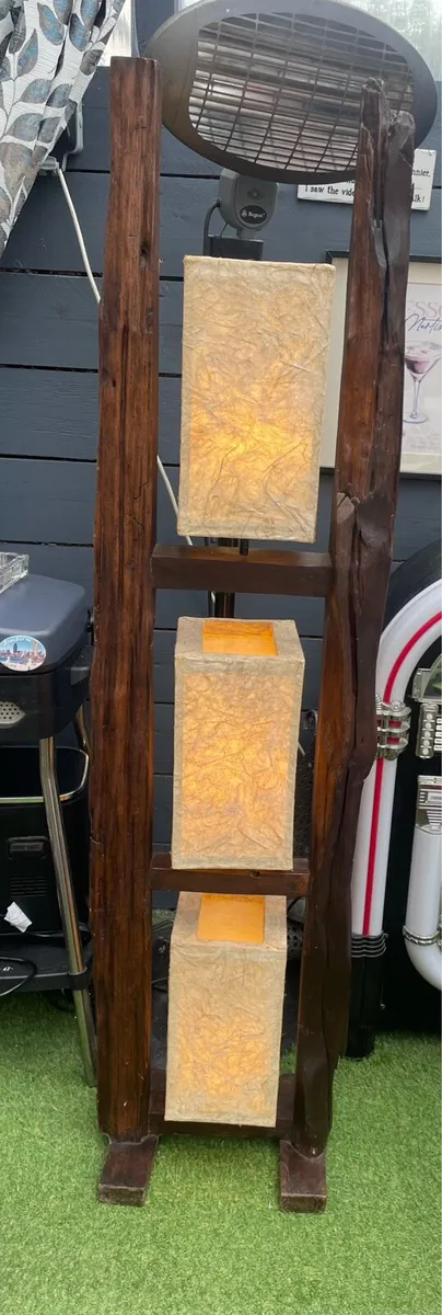 Stunning oak standing lamp - Image 1