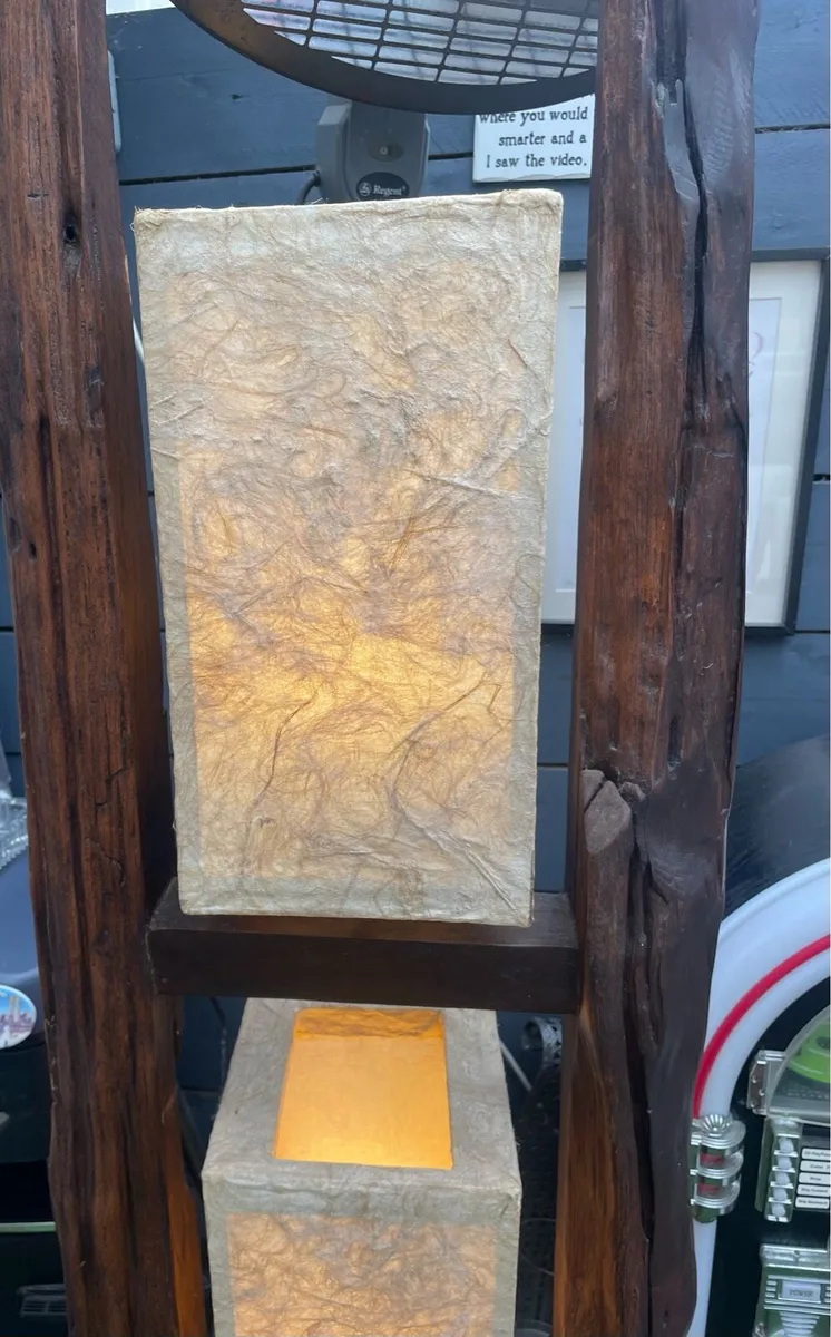 Stunning oak standing lamp - Image 2