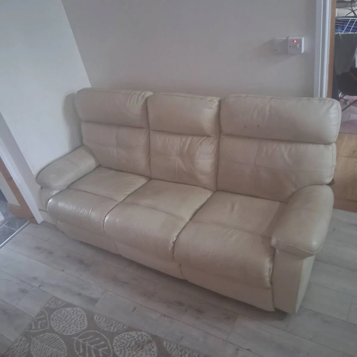 3,2 and 1 couch - Image 1