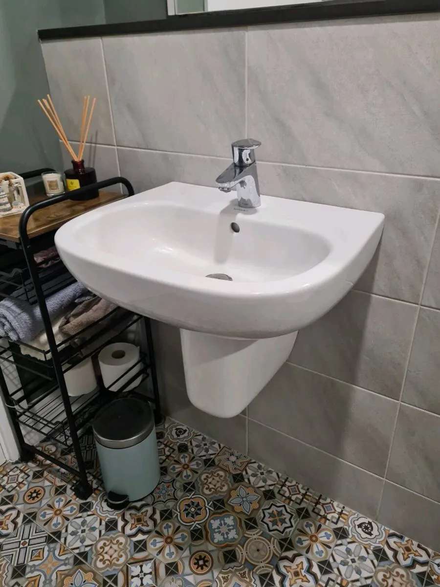 Bathroom Sink Unit(s), mixer included