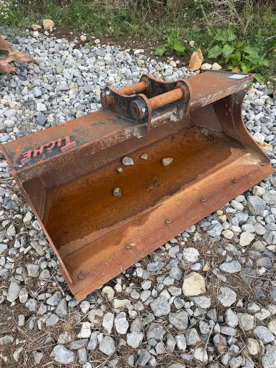 S60 Grading Bucket and 8 ton Scandinavian Bucket - Image 2