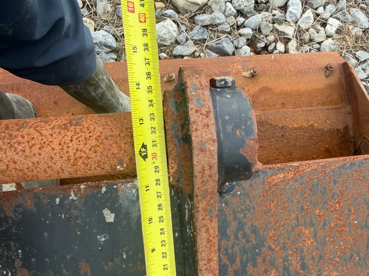 S60 Grading Bucket and 8 ton Scandinavian Bucket - Image 3