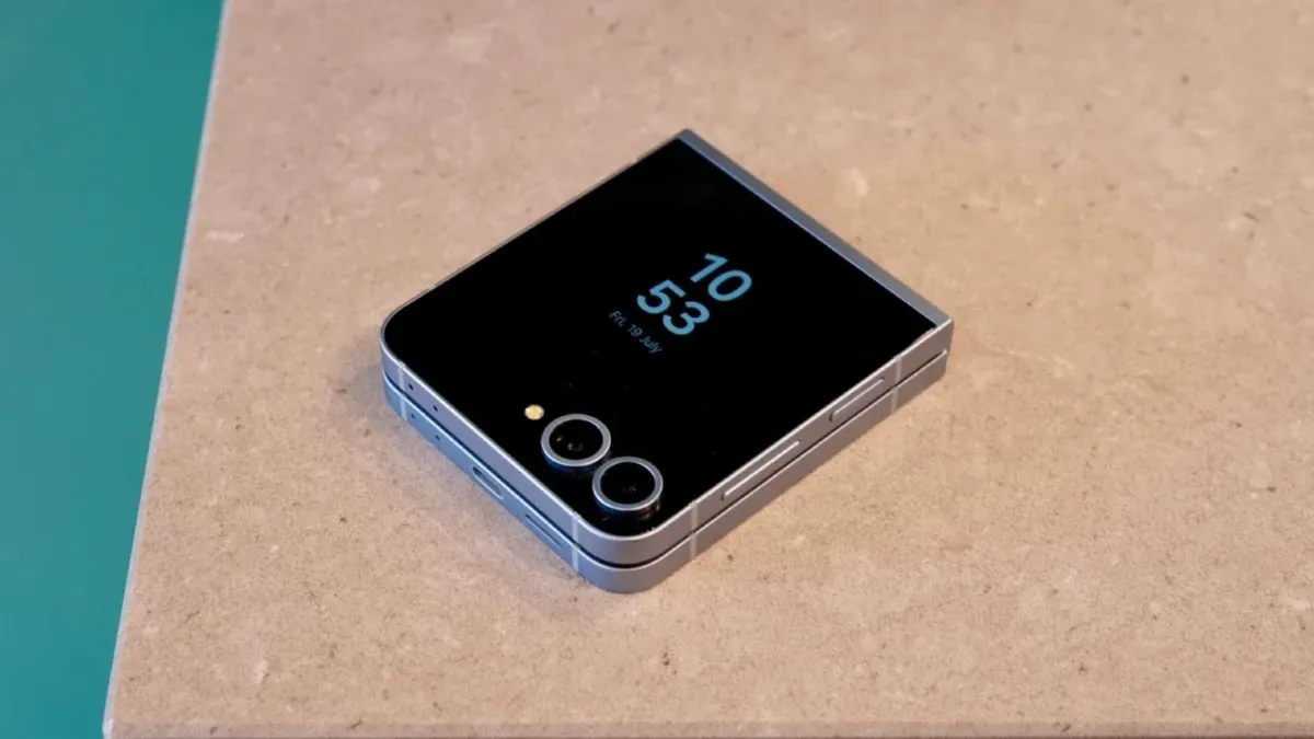Samsung Galaxy Z Flip 6 - Image 1