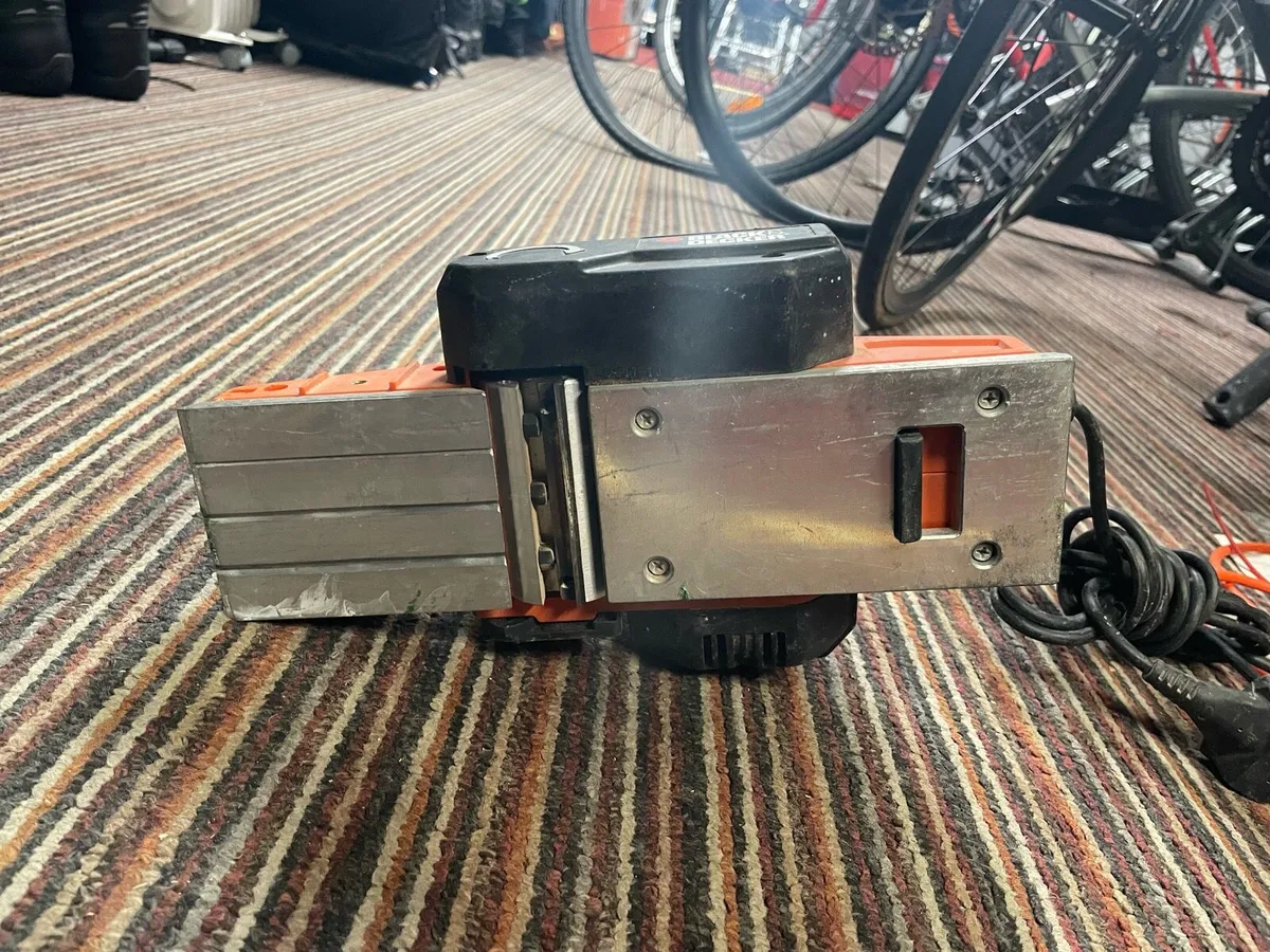 Black & Decker KW750 Rebating Planer - Image 3