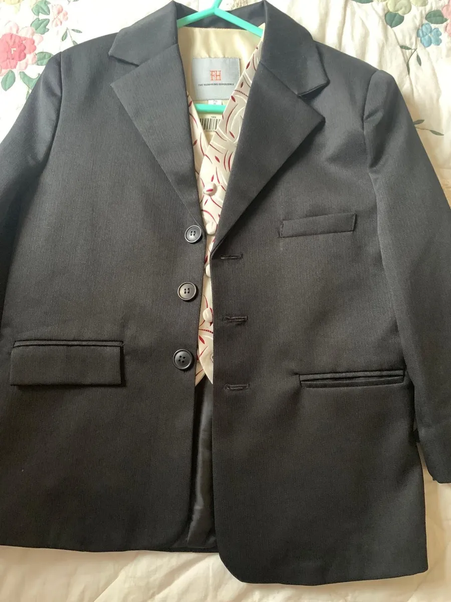 Boys trouser suit four piece age 8 - Image 1