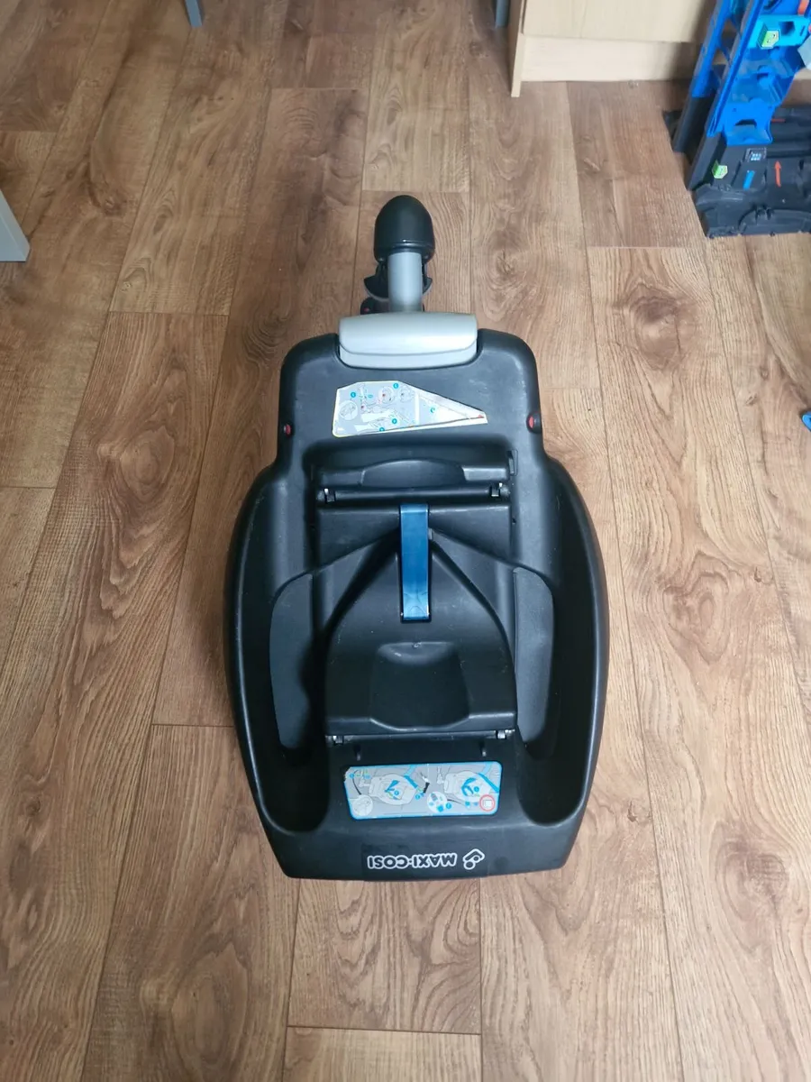 Maxi cosi cabriofix car seat an base - Image 3
