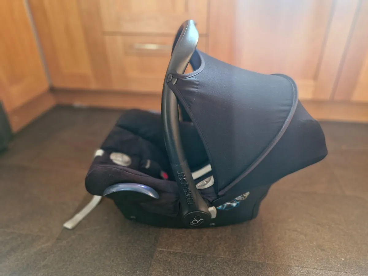 Maxi cosi cabriofix car seat an base - Image 4