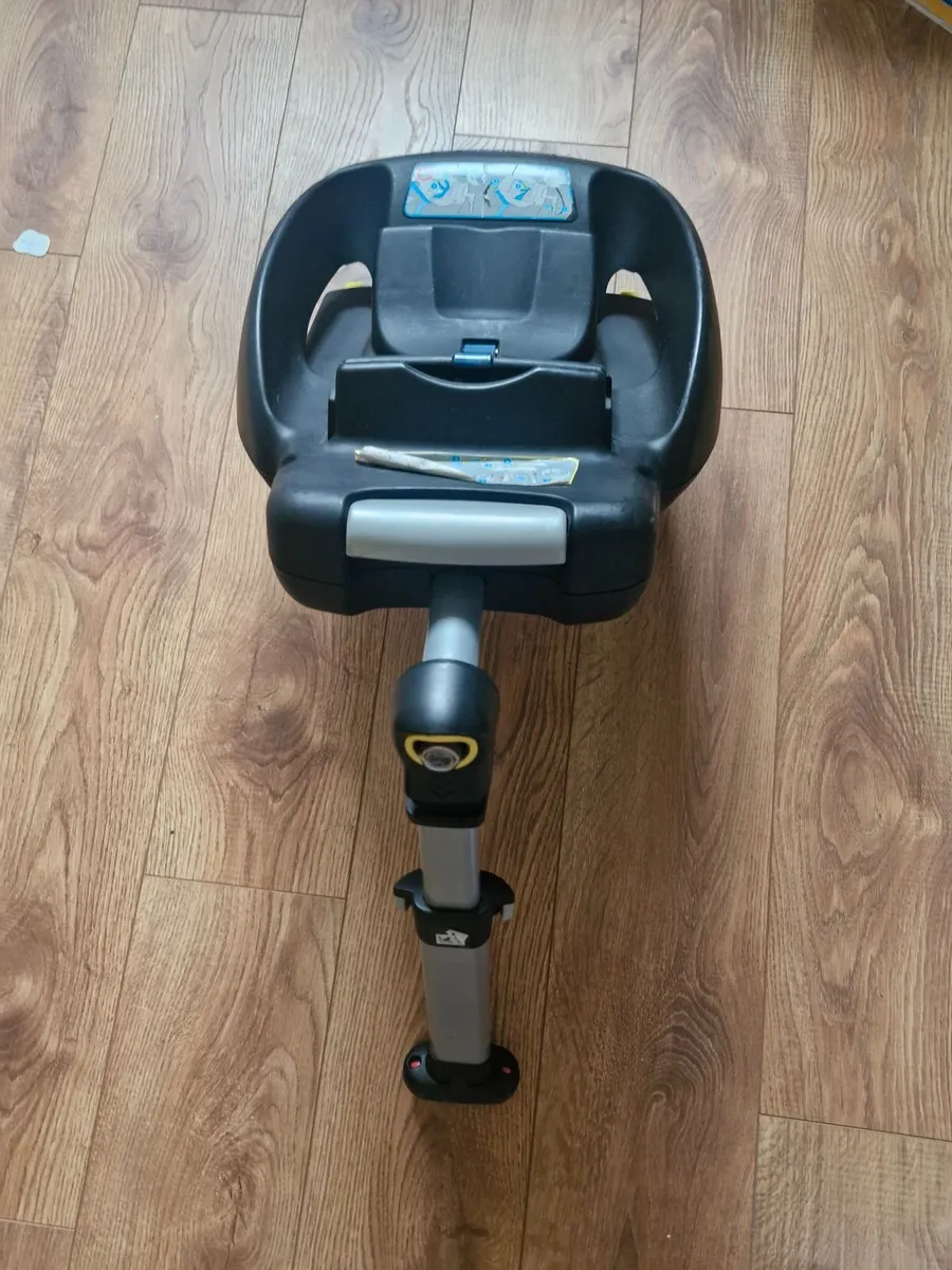 Maxi cosi cabriofix car seat an base - Image 2