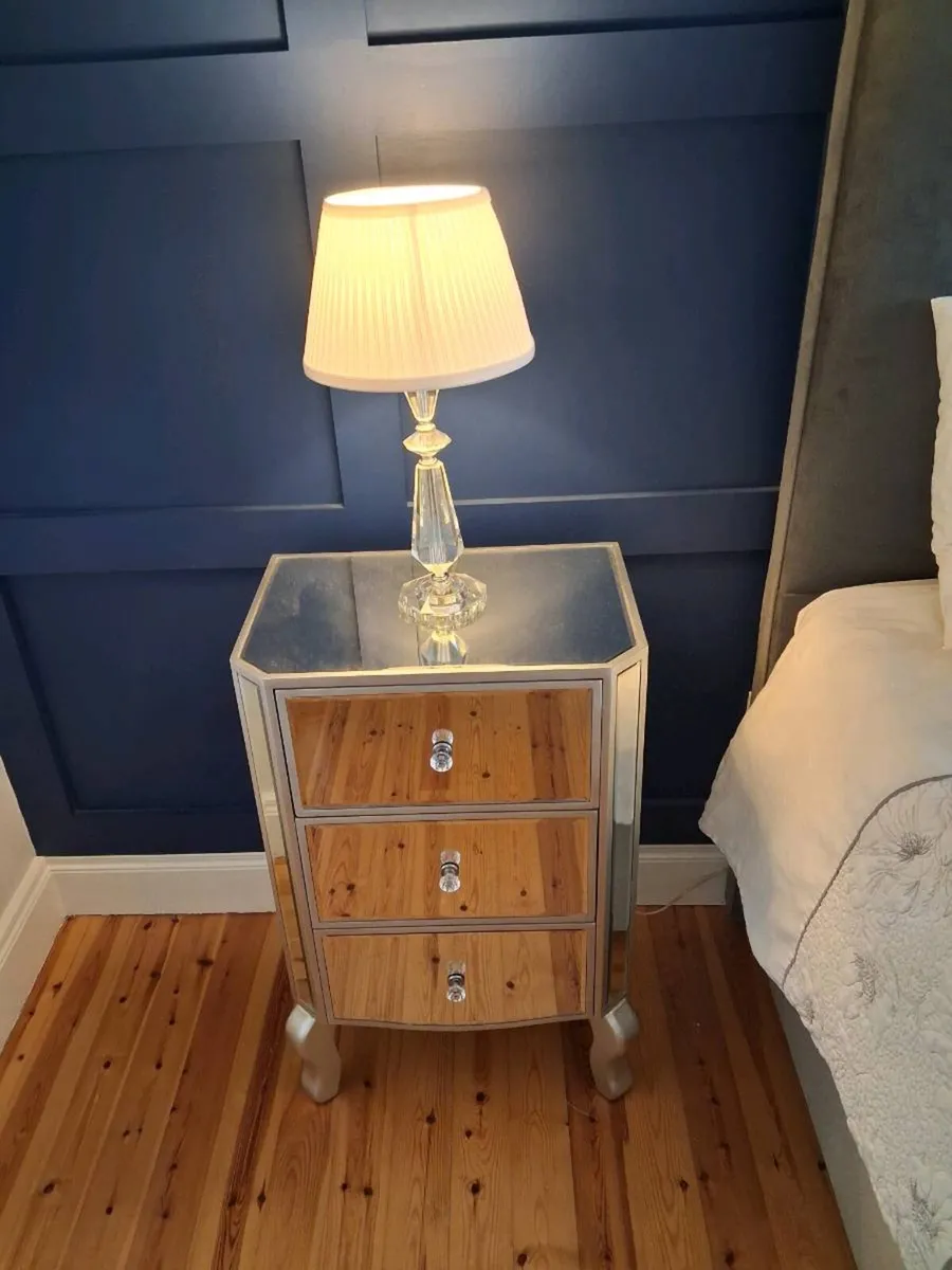 7 pieceTara reflections bedroom set for sale - Image 2