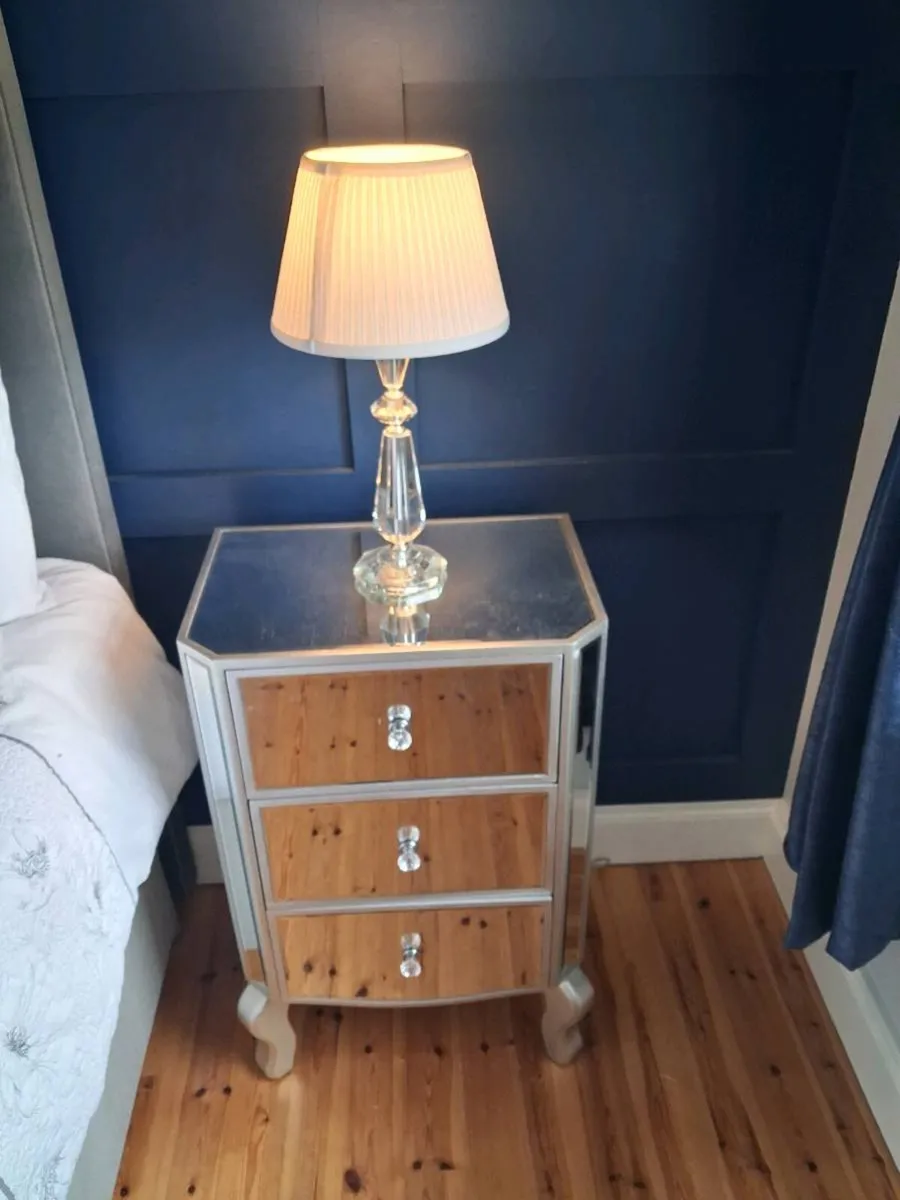7 pieceTara reflections bedroom set for sale - Image 3